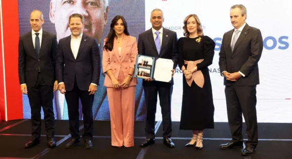 Directivos de la entidad con el ministro de Energía y Minas, Joel Santos, durante el almuerzo mensual.  Alexis monegro