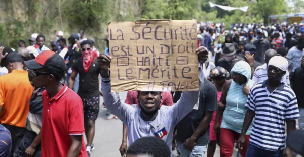 Los miles de haitianos marchan por el cese de la violencia y exigen resultados por parte del Gobierno.  Ap