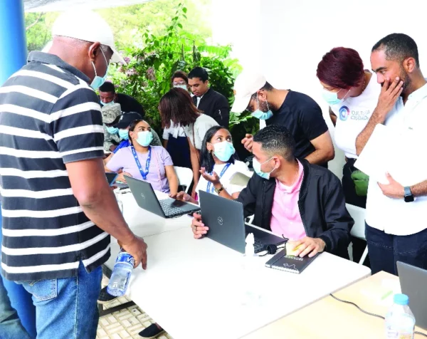 Un familiar procura su acta de defunción ante la JCE.