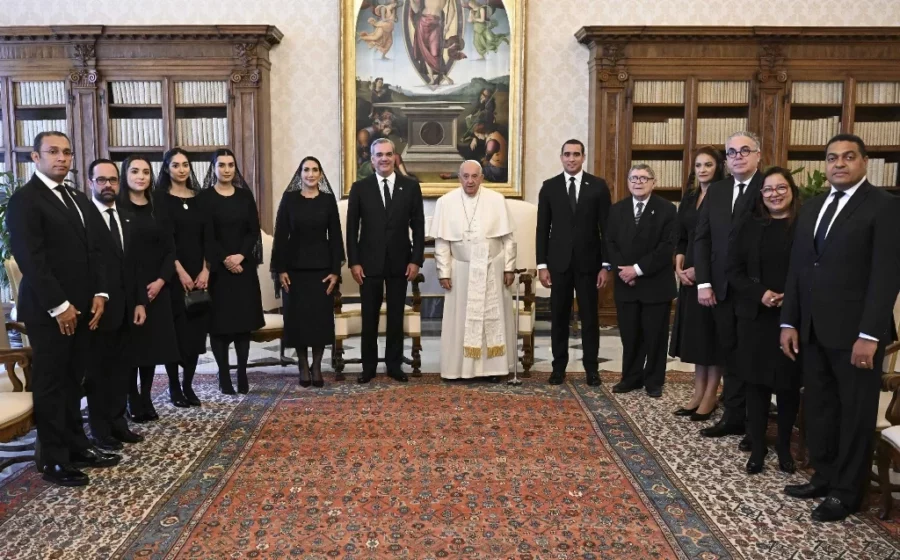 El presidente Luis Abinader y su esposa Raquel Arbaje junto a comitiva al ser recibidos por el papa Francisco en 2024. El presidente Luis Abinader y su esposa Raquel Arbaje junto a comitiva al ser recibidos por el papa Francisco en 2024.
