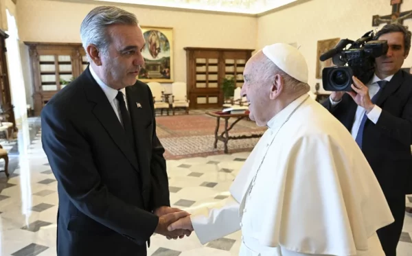 Luis Abinader mientras saludó al papa Francisco una visita  al Vaticano.