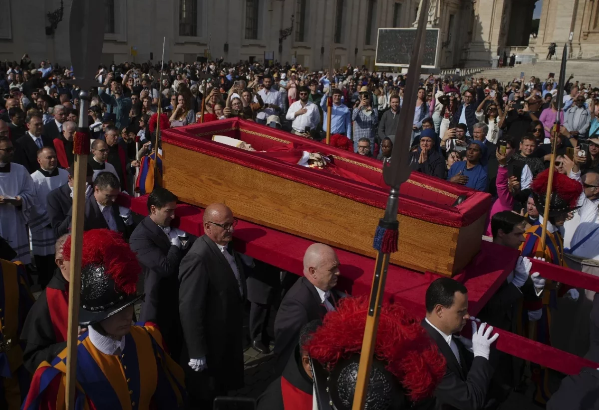 Miles de visitantes del todo el mundo rinden tributo al papa Francisco hasta su funeral.