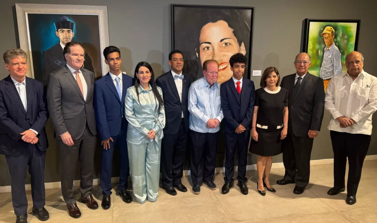 El magistrado Francisco Ortega junto a su familia y miembros de la Fundación Corripio.