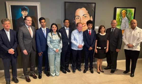 El magistrado Francisco Ortega junto a su familia y miembros de la Fundación Corripio.