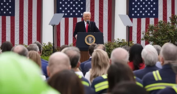 Trump habla durante un evento para anunciar aranceles nuevos en la Rosaleda de la Casa Blanca.  AP