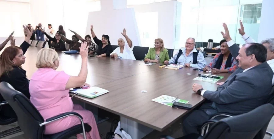 Representantes del Gobierno y de los sindicatos de trabajadores durante el anuncio del reajuste en el sector doméstico. Representantes del Gobierno y de los sindicatos de trabajadores durante el anuncio del reajuste en el sector doméstico.