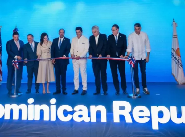 David Collado, junto a representantes del país, corta la cinta para la apertura de la feria.