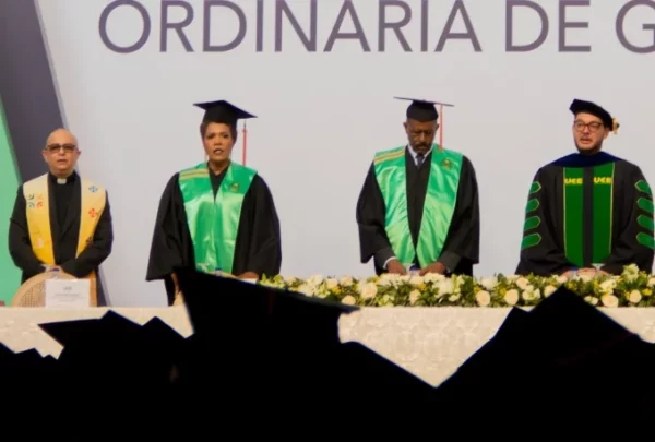 Las autoridades de la universidad junto a los graduandos.