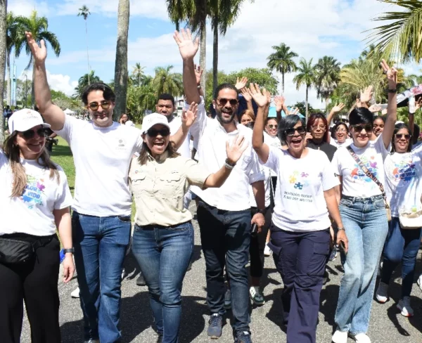 Organizadores de la caminata junto a ciudadanos que se unieron a esta actividad que busca impulsar la inclusión.