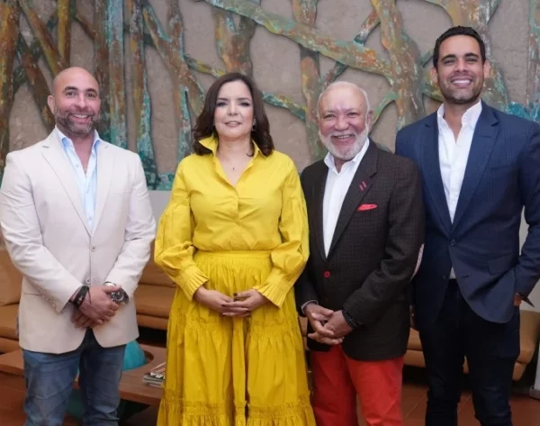 Irving Alberti, Valentina Ada Fernández, Jochy Santos y Albert Mena.