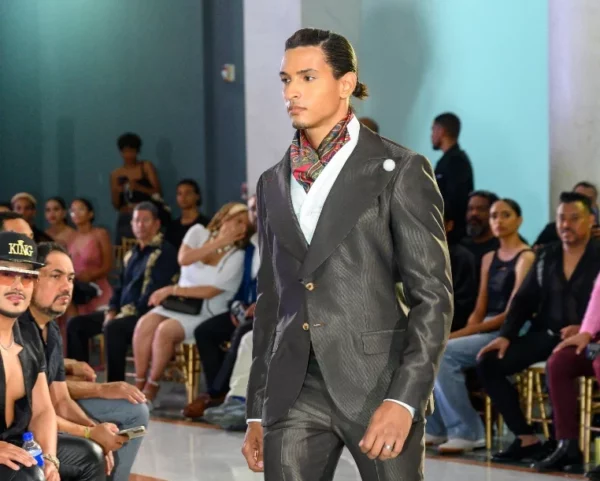 La colección cuenta con una división de uniformes ejecutivos y corporativos.