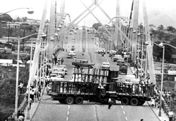 Dos “catarey” utilizado para bloquear el paso de blindados por el Puente Duarte es un ícono de aquella confrontación.