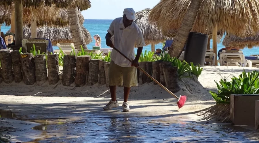 La intención del presidente Luis Abinader es dominicanizar la mano de obra en sectores hotelero y zona franca. La intención del presidente Luis Abinader es dominicanizar la mano de obra en sectores hotelero y zona franca.