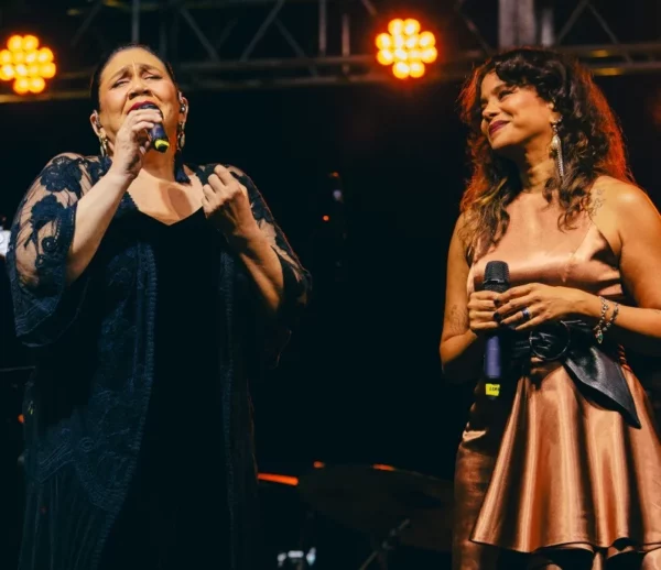 Maridalia Hernández y Ana, durante el concierto.