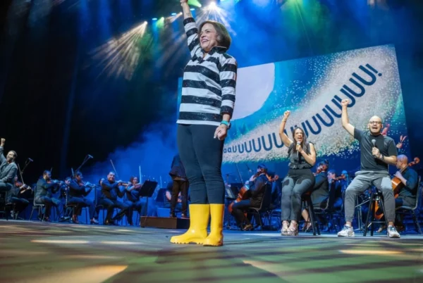 Anya Damirón junto a la orquesta que la acompañará este domingo.  fuente externa