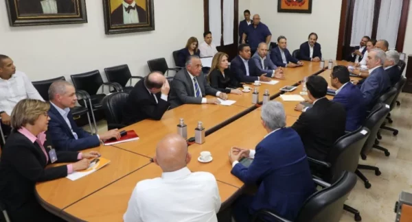 Reunión encabezada por el presidente Luis Abinader con el  Comité Organizador en el Palacio Nacional.  fuente externa
