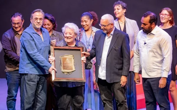 Germana Quintana mientras recibía el reconocimiento.