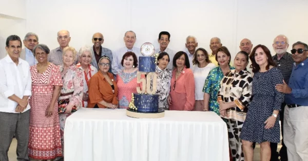 El grupo de profesionales que se graduó en el año 1975.