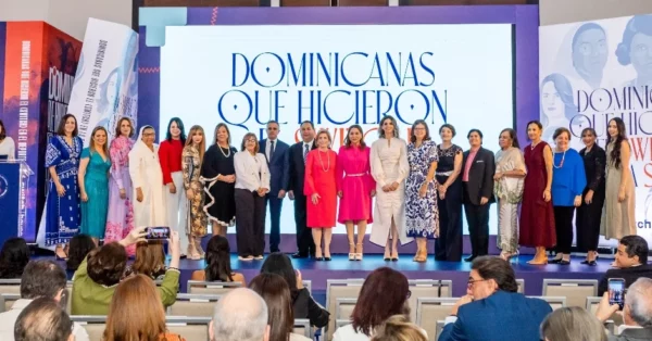 Las mujeres reconocidas al final del acto formal.