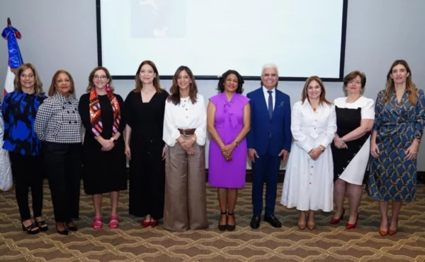 La rectora de Unibe, Odile Camilo Vincens, y Paula Disla del Mescyt, encabezaron el desayuno.