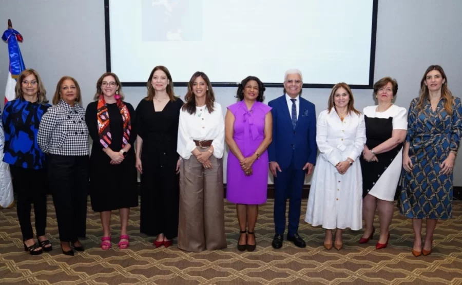 La rectora de Unibe, Odile Camilo Vincens, y Paula Disla del Mescyt, encabezaron el desayuno. La rectora de Unibe, Odile Camilo Vincens, y Paula Disla del Mescyt, encabezaron el desayuno.