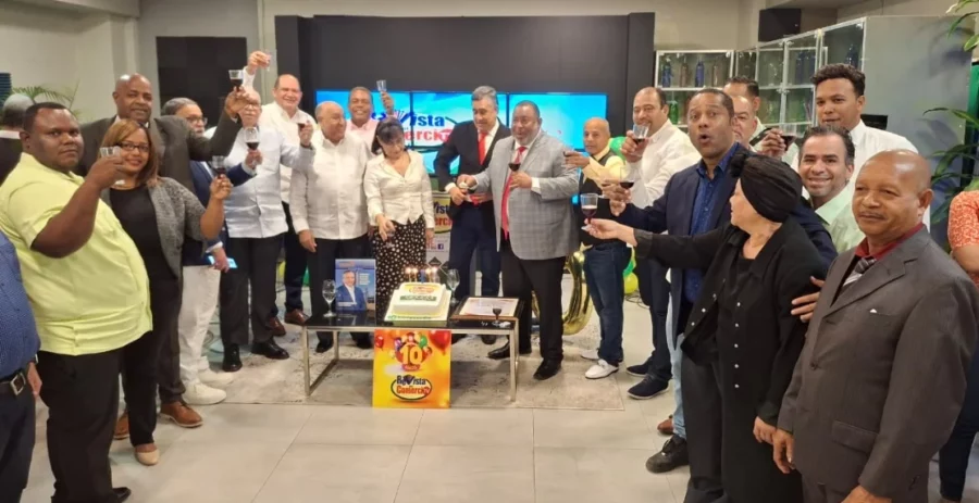Ricardo Rosario junto a su equipo e invitados especiales. Ricardo Rosario junto a su equipo e invitados especiales.