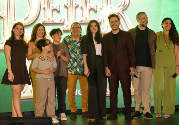 Parte del elenco y la producción que participará en Peter Pan.  Fuente externa.