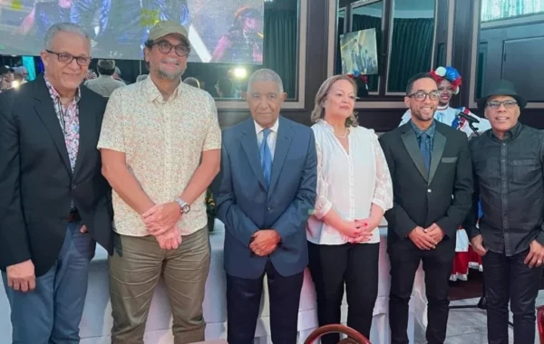 Nelson Muñoz junto a Manuel Tejada, René Brea, Ramón Orlando y parte del equipo de producción.