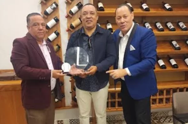 Alfonso Peña  y Franklin Mirabal dan placa a Juan Núñez.