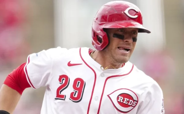 Santiago Espinal bateó dos hits para los Rojos este domingo.ap