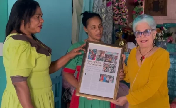 Jesusa Morillo y  Amalfi Morillo  reciben de Xiomarita Pérez el reportaje.