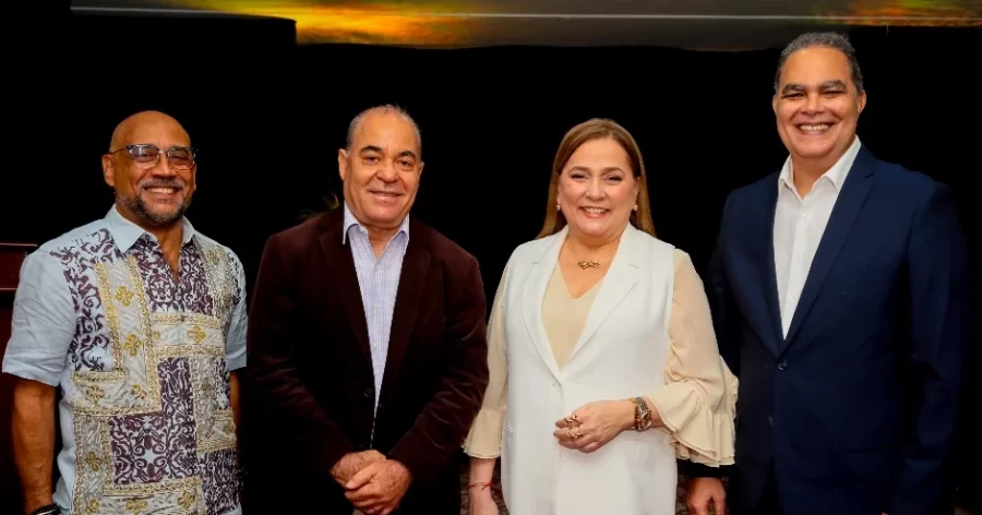 Henry Mercedes, Avelino Stanley Jatnna Tavárez y Máximo Jiménez al momento del lanzamiento. Henry Mercedes, Avelino Stanley Jatnna Tavárez y Máximo Jiménez al momento del lanzamiento.