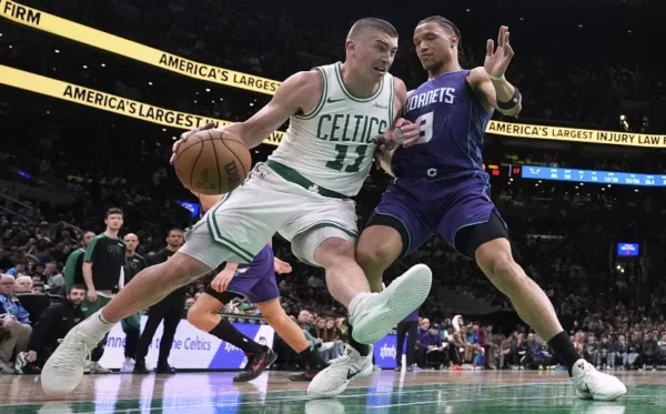 Payton Pritchard anotó 34 puntos  y lideró  ofensiva Boston. ap
