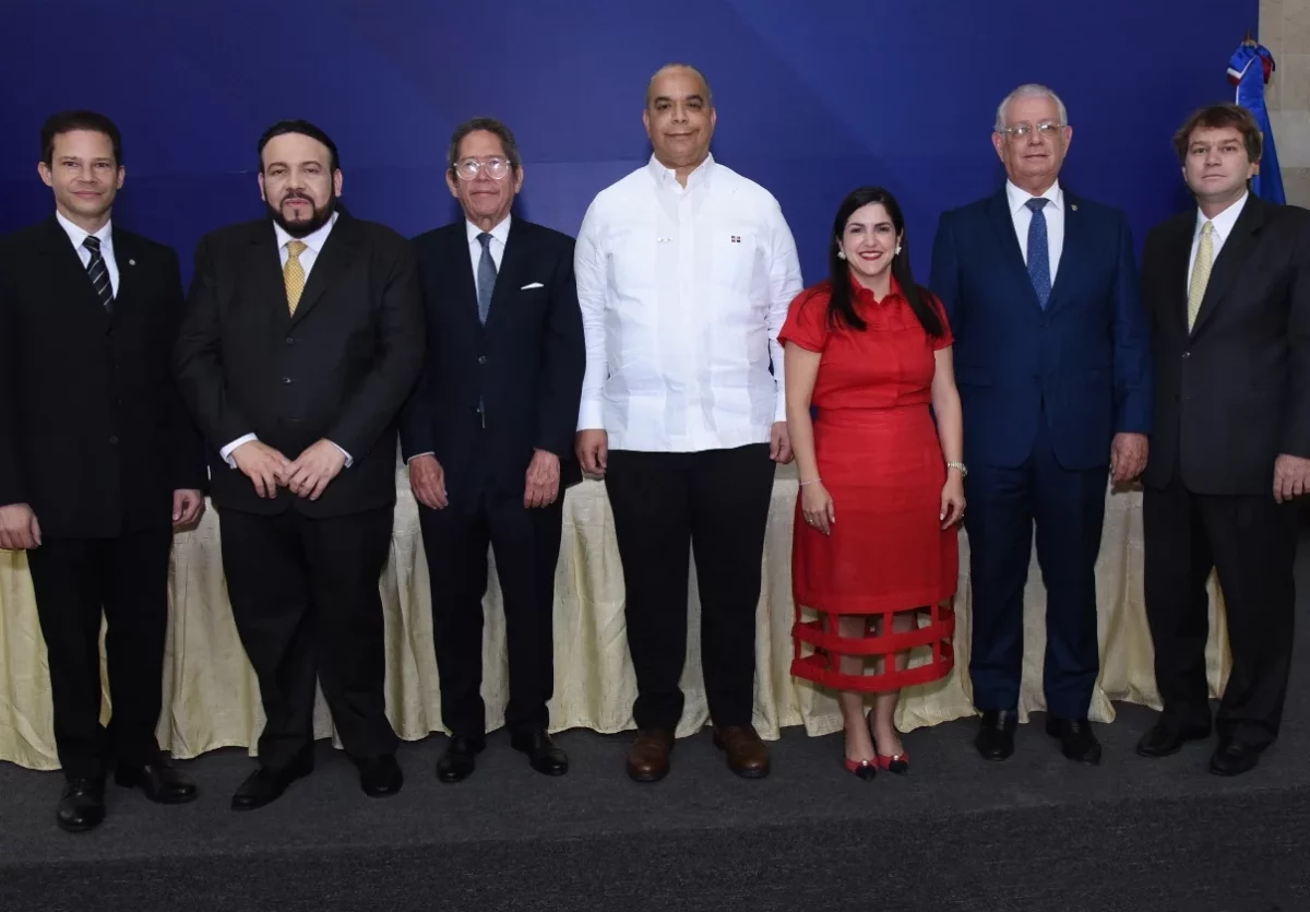 Edwin Espinal, Miguel Reyes Sánchez, Fernando González Nicolás, Opinio Díaz, Rafael Espaillat, Biviana Riveiro y Ricardo Koenig.