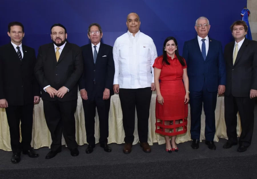 Edwin Espinal, Miguel Reyes Sánchez, Fernando González Nicolás, Opinio Díaz, Rafael Espaillat, Biviana Riveiro y Ricardo Koenig. Edwin Espinal, Miguel Reyes Sánchez, Fernando González Nicolás, Opinio Díaz, Rafael Espaillat, Biviana Riveiro y Ricardo Koenig.