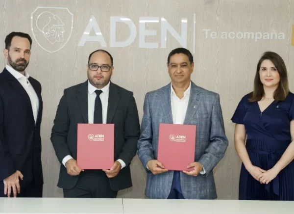 Ejecutivos de ambas entidades en la firma del acuerdo.