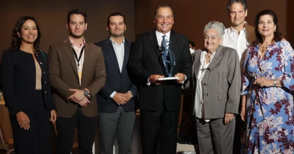 Sonia Read Villanueva, Juan Miguel Villanueva Román, Fernando M. Villanueva Román, Fernando Villanueva Sued, Altagracia Sued de Villanueva, Óscar Villanueva Sued y Sarah Villanueva de Read.