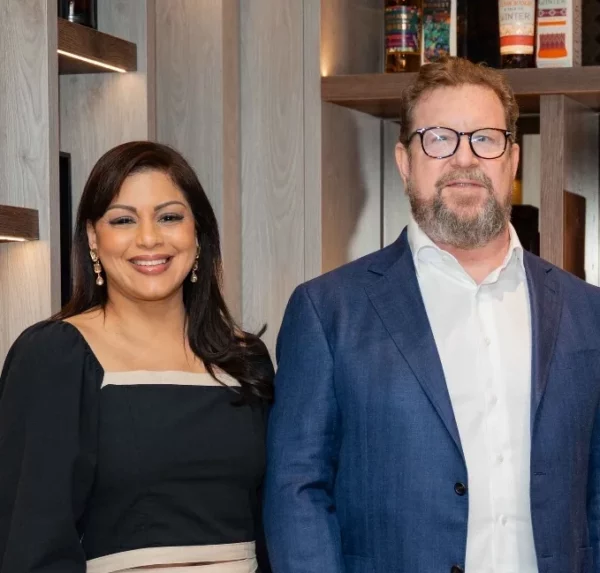 Sheila Hernández y Andrew Brant.