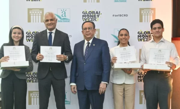 Héctor Valdez Albizu, al centro, luego de entregar los certificados al colegio ganador.