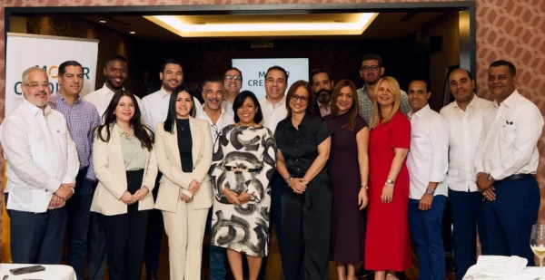 Representantes de dealers junto a ejecutivos de Motor Crédito.