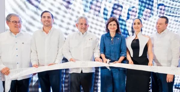Ejecutivos del complejo junto a Raquel Peña, en el corte de cinta inaugural.