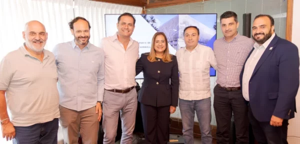 Empresarios  junto VPA de Alaver, Irlonca Tavárez.