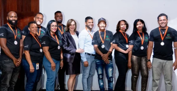 Los reconocidos junto a la presidente de Indusnig,   Yandra Portela.