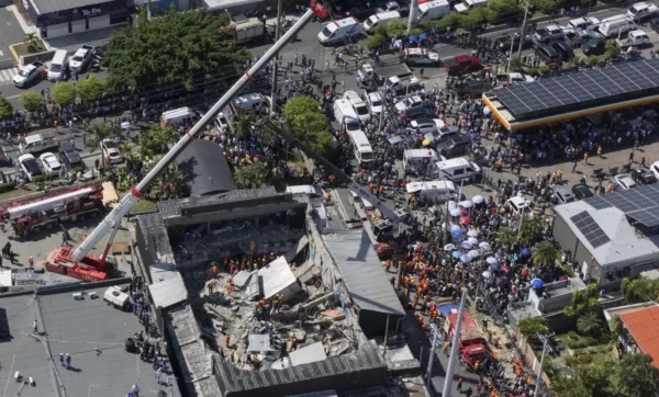 Equipos pesados  trabajaban en la remoción de escombros mientras decenas de ambulancias trasladaban a los rescatado a diferentes  centros de salud de Santo Domingo.  AP