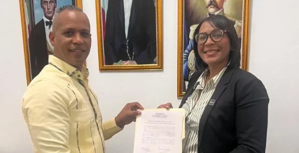 Ejecutivos de la empresa en la firma del acuerdo.