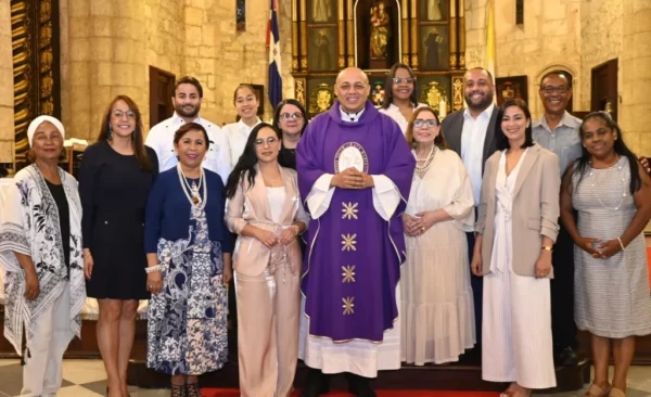 El sacerdote Gregorio Santana, al centro, y la presidenta Mirna Pimentel junto a   cronistas sociales.
