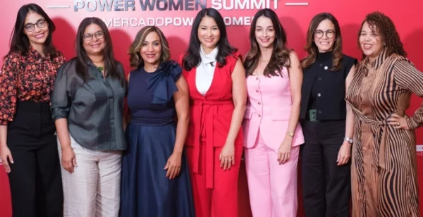 Un equipo compuesto por un 50 % de mujeres en su línea directiva.