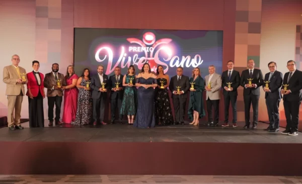 Elizabet Gutiérrez junto a los galardonados.