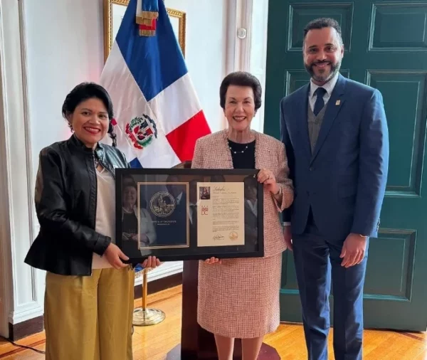 Eduardo Perdomo entrega reconocimiento de Alcaldía de Columbia a Sonia Guzmán.