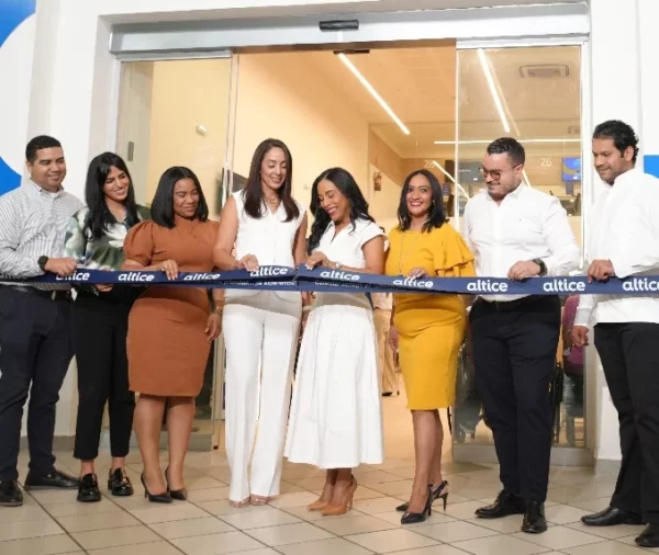 Ejecutivos de Megacentro y Altice cortan la cinta inaugural de la tienda.